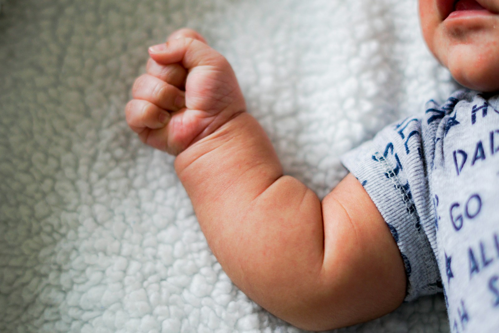 Photo by Tai's Captures babys feet on white textile